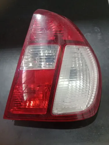 Lanterna traseira direita renalt Clio sedan com detalhes