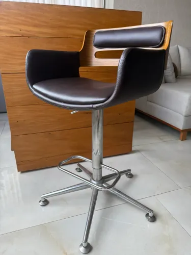 PAR de Banquetas de couro com encosto de madeira pés aço cromado marca rivatti 