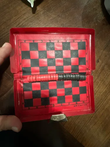 Jogo de damas portátil antigo. Mini conjunto para viagem