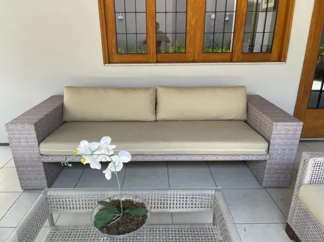 Sofá para área externa resistente à água e sol / Lilia design 