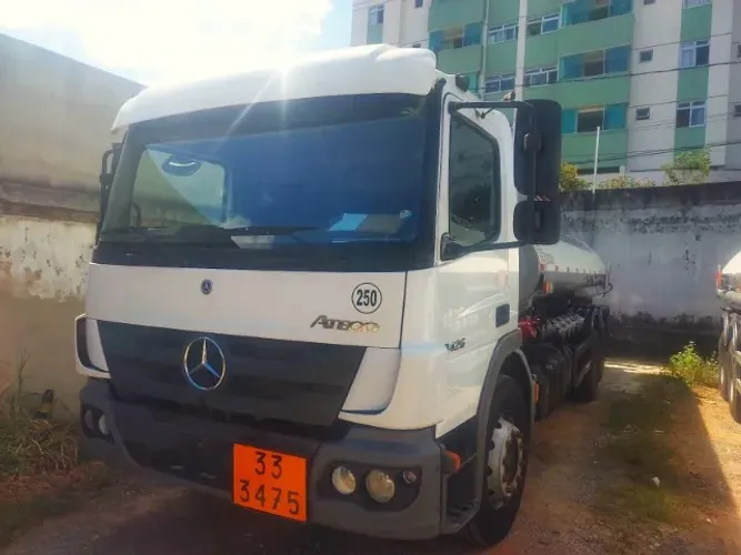 Caminhão tanque MB atego 2426
