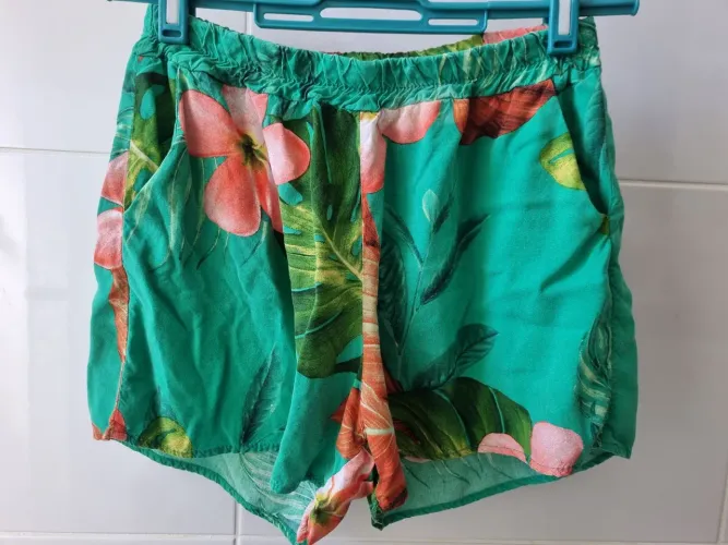 short verde com flores