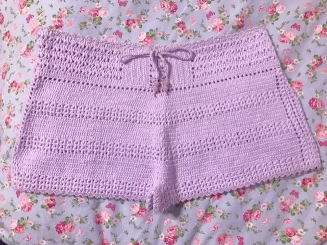 Shorts para praia em crochê lilás verão