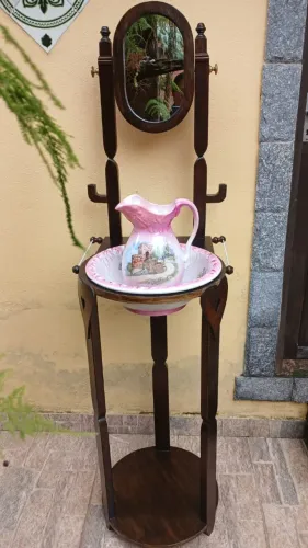 Lavabo antigo de quarto com vaso