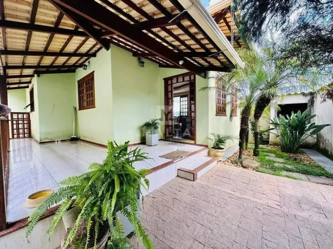 Casa 04 quartos, suíte, área de lazer e 04 vagas de garagem à venda no bairro Tirol, em Be