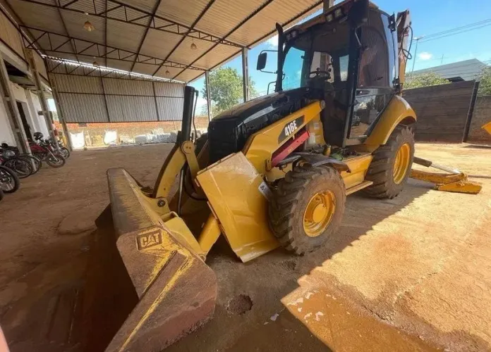 Retroescavadeira Caterpillar 416E - Parcele Você!