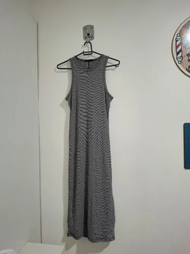 Vestido listrado preto e branco