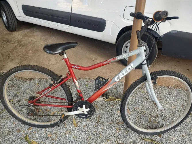 Bicicleta Caloi Aspen precisando trocar o cabo do câmbio traseiro os resto em bom estado