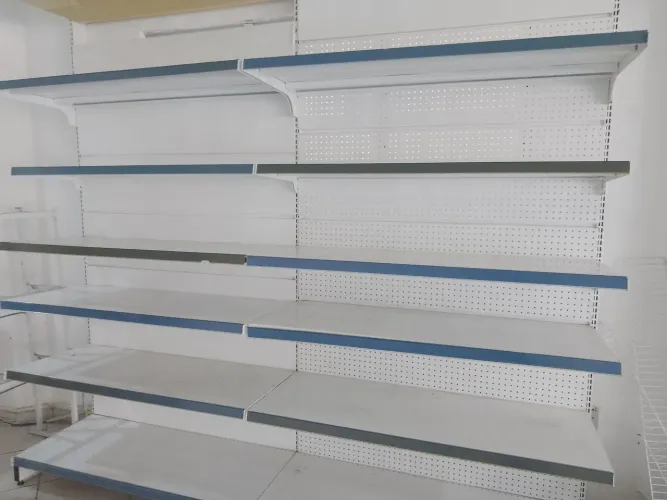 Prateleiras/ gôndolas 