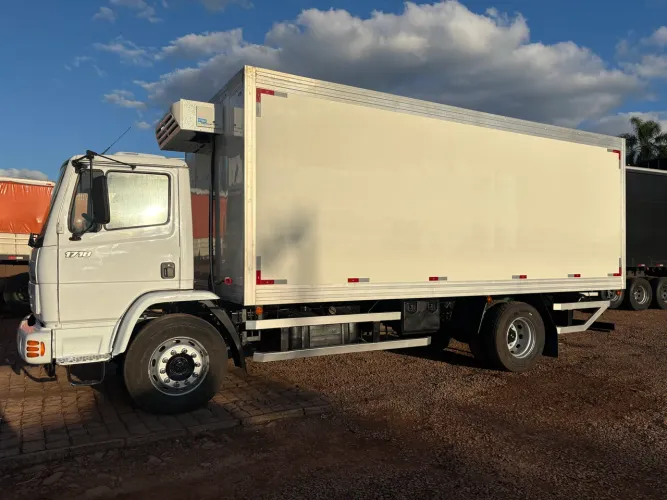 Mercedes Benz 1718 com baú frigorífico 