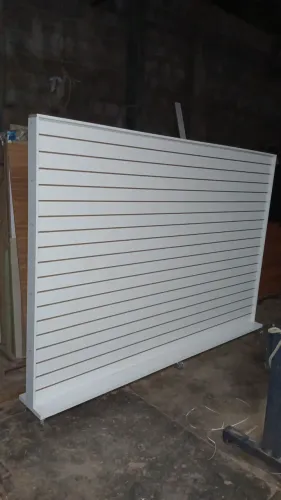 Painel expositor canaletado em mdf função divisória