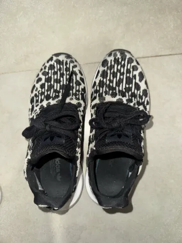 Tênis adidas animal print