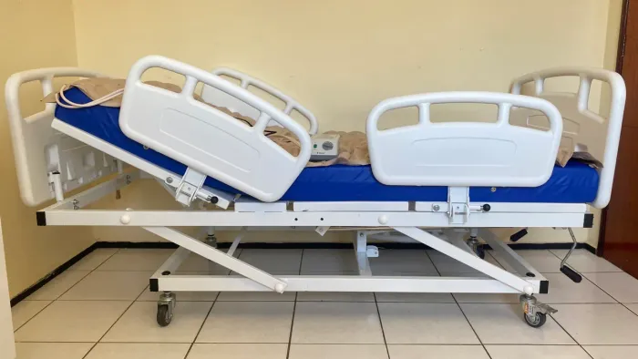 Vende-se Cama Hospitalar juntamente com colchão Ortobom D33 e colchão Pneumático.