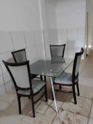 Mesa quadrada de vidro 490,00