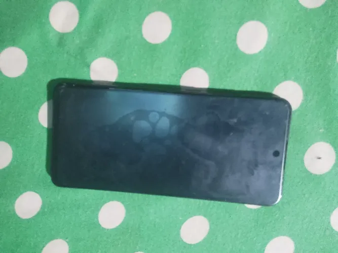 Celular com um rachado pequeno na tela mais não dificulta em nada presta tudo