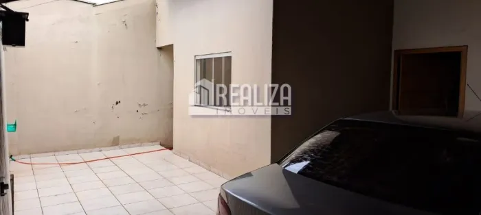Casa Padrão à venda em Oneida Mendes, Uberaba - 2 dormitórios e 3 garagens!