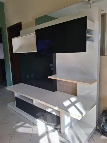 Estante preto e branco para sala de estar (usada)