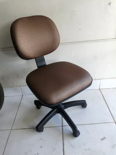 Cadeira giratória ergonômica com regulagens
