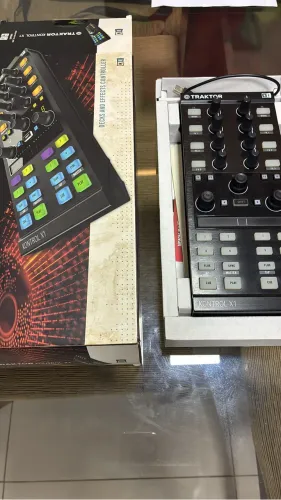 Controladora Dj Traktor Kontrol X1 mk2