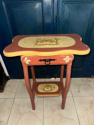 Mesinha alta antiga pintada à mão -estilo provençal/folk art