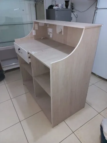 Balcão vitrine, mais balcão de atendimento, mais balcão caixa.