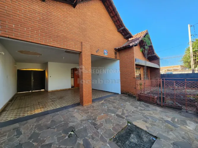 Casa com 03 dormitórios na Vila Angelica