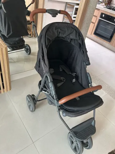 Carrinho de bebê usado