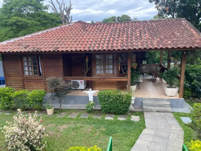 pedra de Guaratiba- Casa chalé-3qtos(1 suite) -área gourmet com piscina-1200m