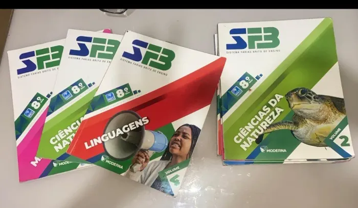 Livros 8° ano, sistema farias brito em perfeito estado 