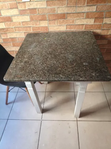 Vendo mesa com parte de cima de pedra é parte de baixo de madeira de Pinheiro.