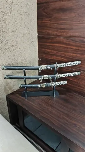 Kit Trio de Espadas Samurai Katana Decorativa com Suporte de Mesa