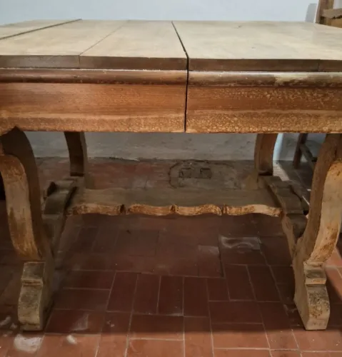 Jogo de mesa, com 6 cadeiras, madeira maciça, estilo rústico, com mais de 60 anos.