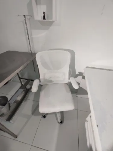 Cadeira de escritório ergonômica, branca, tela mesh / giratória