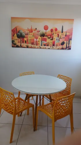 Mesa de jantar redonda com 04 cadeiras