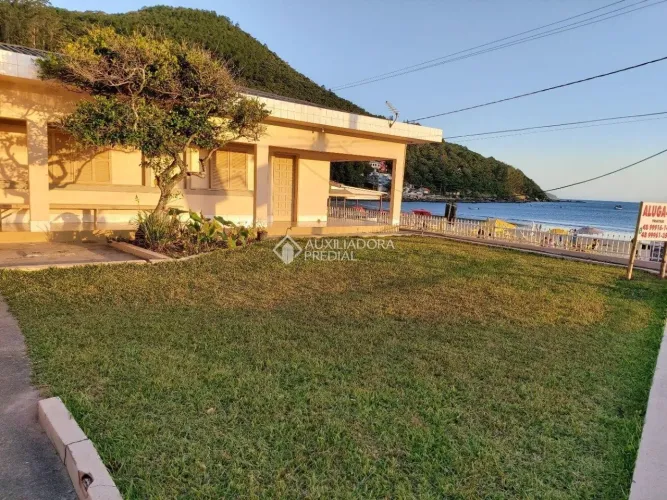 Casa á venda Comercial e/ou Residencial 180m² na Praia (Pântano do sul)