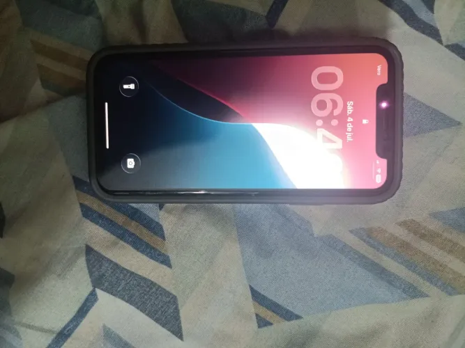 iPhone 11 com carregador pegando tudo certinho 800 pra sair rápido