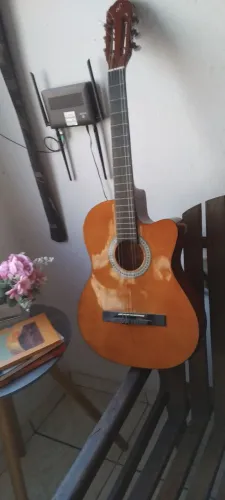 Se você procura um violão , com excelente acústica .O violão está em ótimas condiçoes