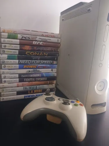 Xbox 360 Fat 60 GB Desbloqueado - Acompanha dois controles, kinect e 17 jogos