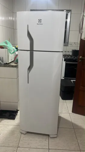 Geladeira Electrolux 260l com defeito
