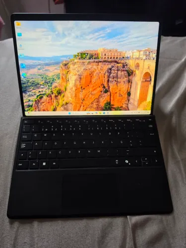 Microsoft Surface Pro 11th edition 16gb de RAM 512ssd com capa teclado e caneta. .