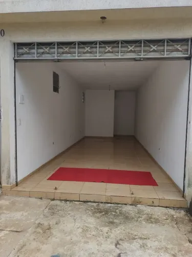 Aluga um salão comercial no São Bento perto do horto florestal. 40m² e banheiro.