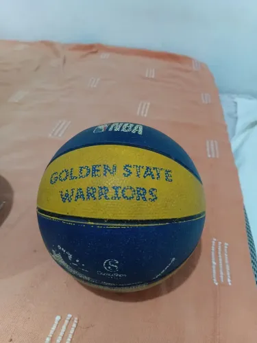 Mini bola do Golden State Warriors com parceria da Cacau Show