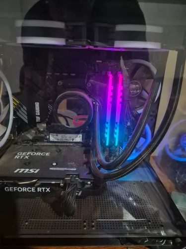 PC Gamer RTX 5060 R7 5700X