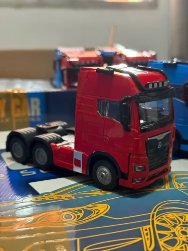 Miniatura Caminhão Actros escala 1/50 Com Luz e Som R$50,00 CADA