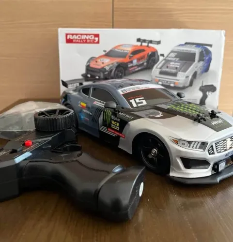 Carrinho de drift de controle remoto cinza
