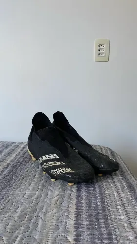 Chuteira Adidas Predator/ de campo