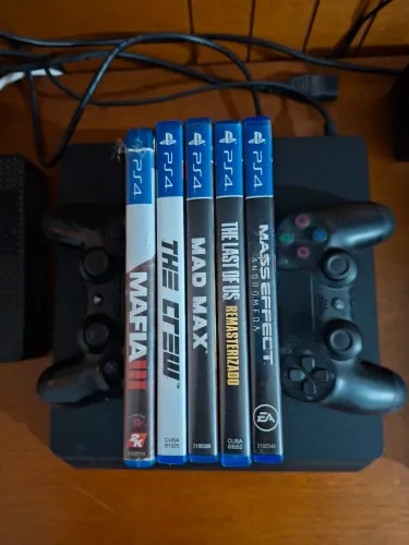 PS4 500Gb com jogos conforme a foto. Prefiro entrega em mãos. 