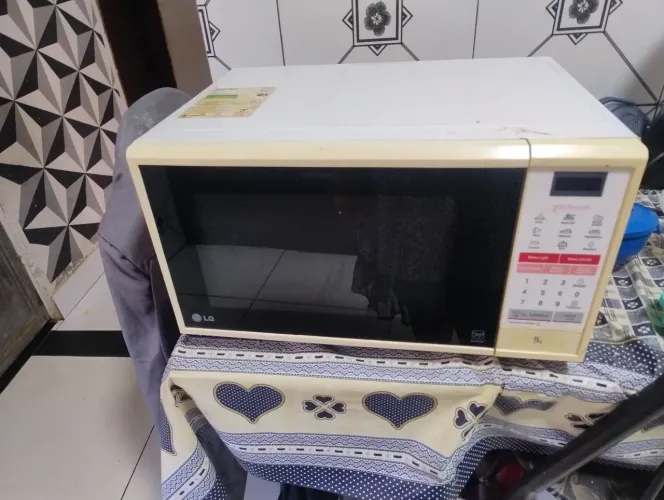 Microondas 20 litros funcionando tudo não tem ferrugem