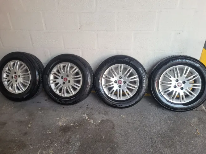 RODAS ARO 15 ORIGINAIS FIAT COM PNEUS.