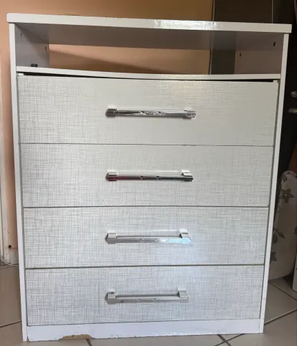 Cômoda com quatro gavetas usada 
